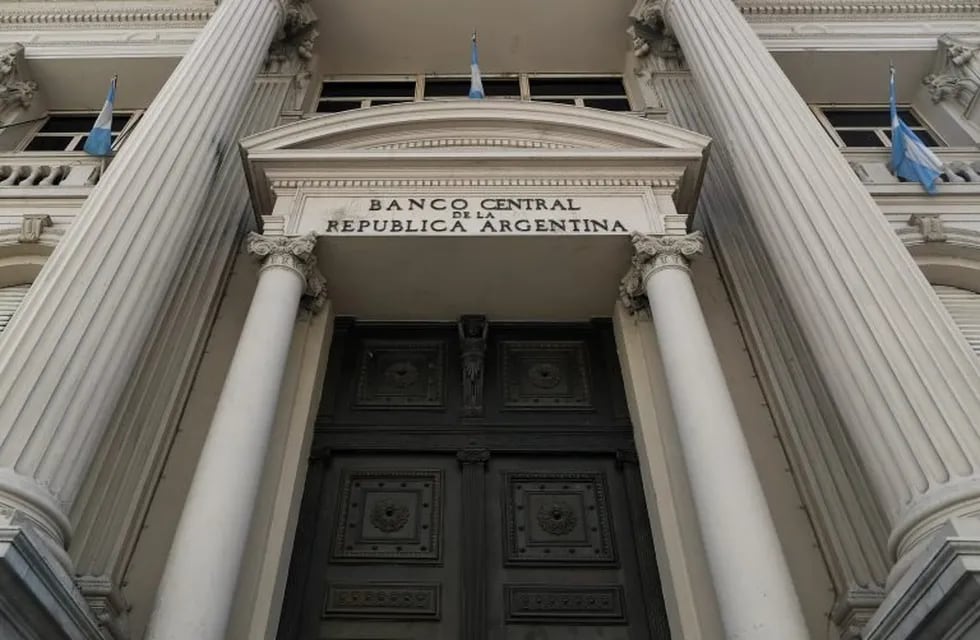 The facade of Argentina's Central Bank is pictured, in downtown Buenos Aires, Argentina September 16, 2020. REUTERS/Agustin Marcarian  banco central frente