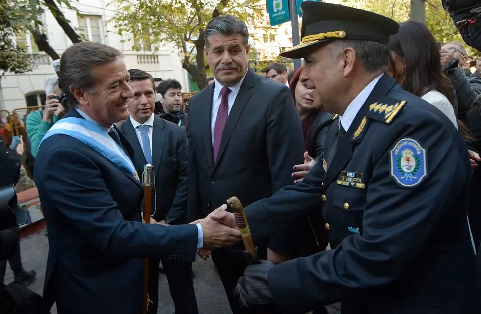 El gobernador Rodolfo Suárez saluda al jefe de la Policía de Mendoza, comisario Marcelo Calipo. Orlando Pelichotti / Los Andes