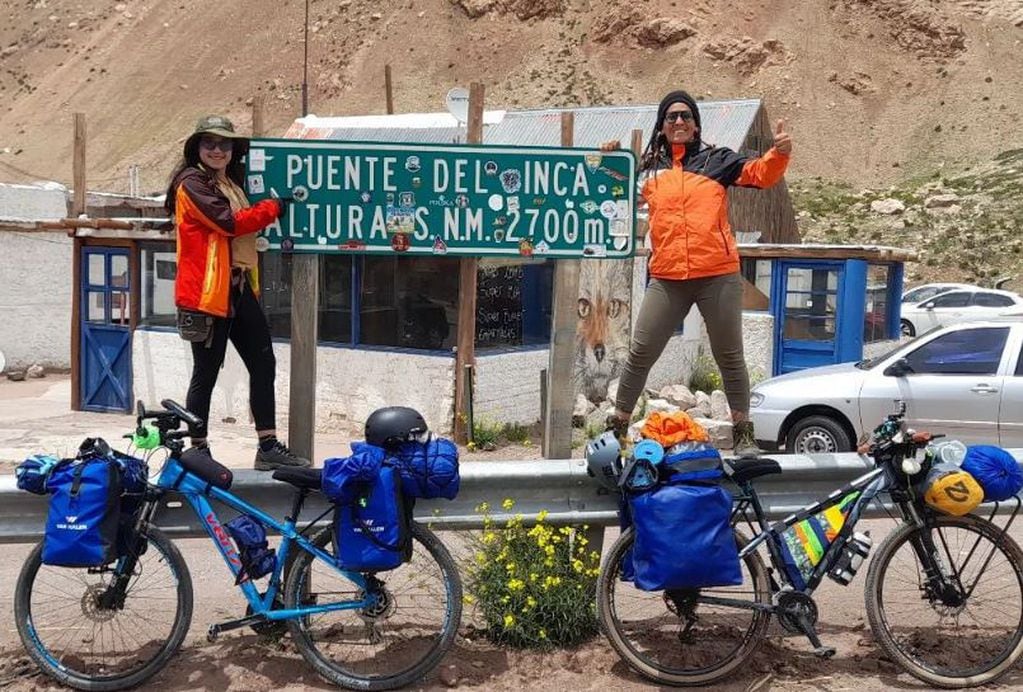 Las sanjuaninas en Puente de Inca, en bicicleta.