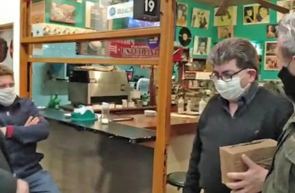 El dueño de una cafetería evitó el cierre de su negocio gracias a una colecta de sus colegas (Foto: Captura de video)