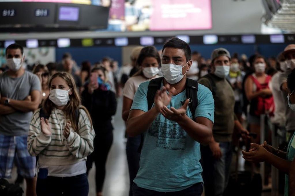Ciudadanos argentinos protestan en el aeropuerto internacional de Río de Janeiro (Foto: Antonio Lacerda/EFE)