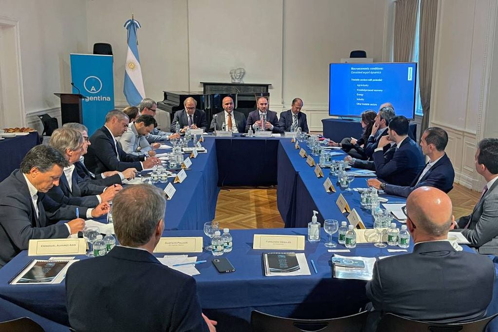 El jefe de Gabinete, Juan Manzur, y el ministro de Economía, Martín Guzmán, se reunieron con empresarios y representantes de bancos y fondos de inversión en los Estados Unidos.