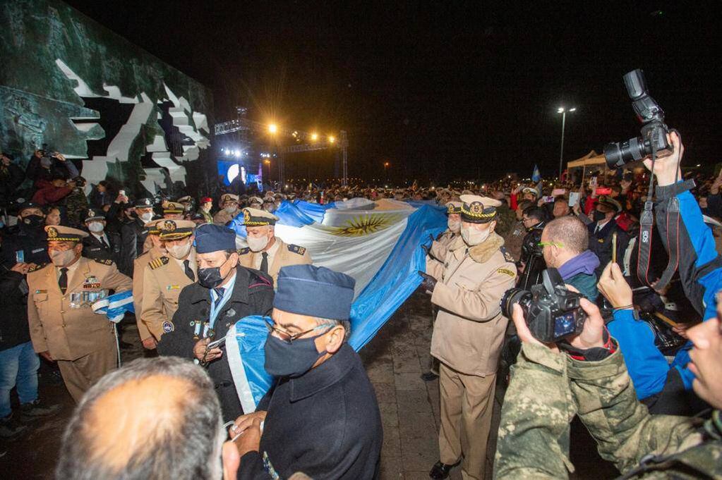 Vigilia multitudinaria en Plaza Malvinas por los 40 años de la Gesta de Malvinas.