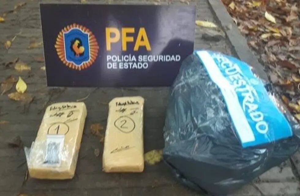 La Policía Federal Argentina secuestró casi dos kilos de marihuana. (PFA)