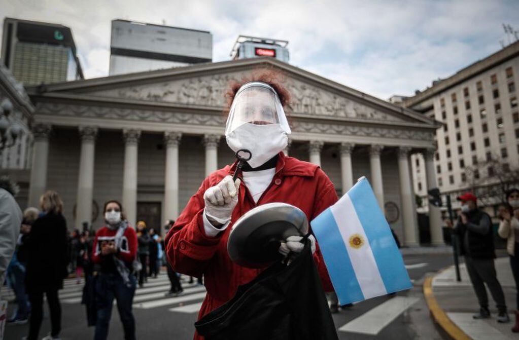 Un grupo de personas se manifiesta contra la cuarentena obligatoria en la Plaza de Mayo. (EFE/Juan Ignacio Roncoroni)