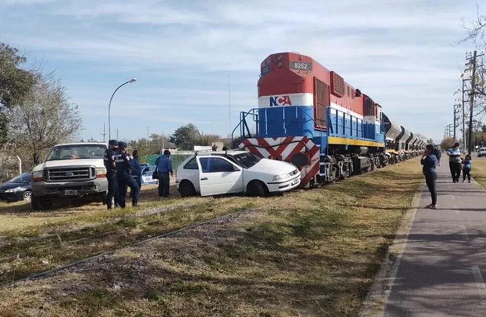 Un tren chocó a un automóvil. Afortunadamente, el conductor resultó ileso.