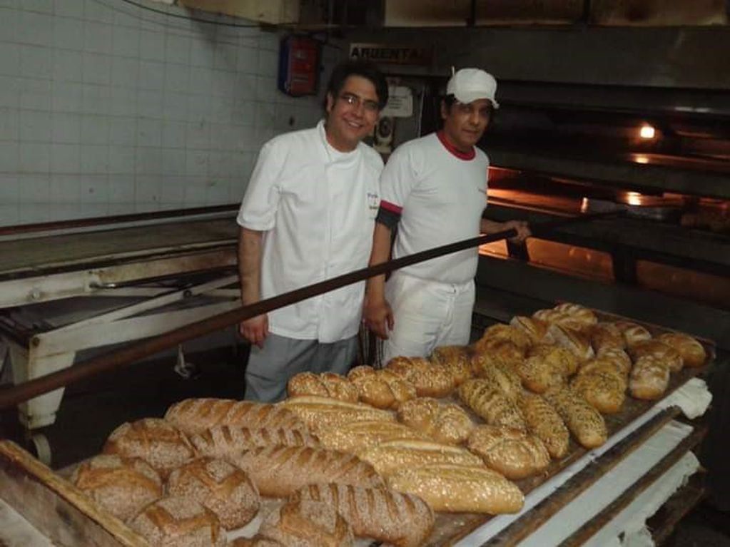 Edgado Sánchez, maestro panadero en los hornos de la cuadra.