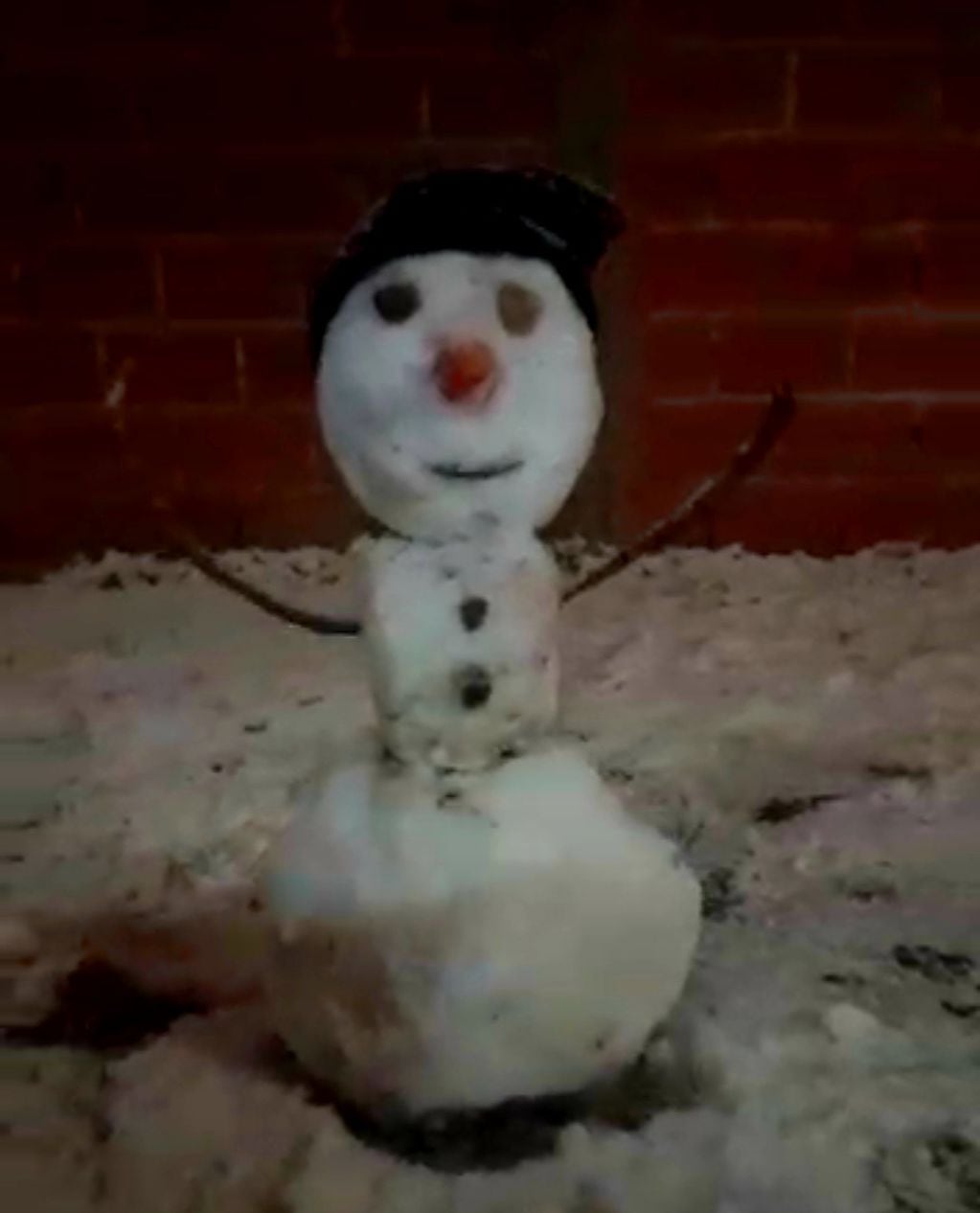 El clásico muñeco de nieve" en esta madrugada friísima en Carlos Paz.