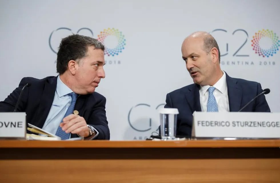 STX54. Washington (United States), 20/04/2018.- Argentine Minister of Treasury Nicolas Dujovne (L) and Central Bank of Argentina President Federico Sturzenegger (R) talk prior to the G20 press conference during the 2018 World Bank Group IMF Spring Meetings at IMF Headquarters in Washington, DC, USA, 20 April 2018. 2018 International Monetary Fund World Bank Group Spring Meetings run through 17-21 April 2018. (Estados Unidos) EFE/EPA/SHAWN THEW