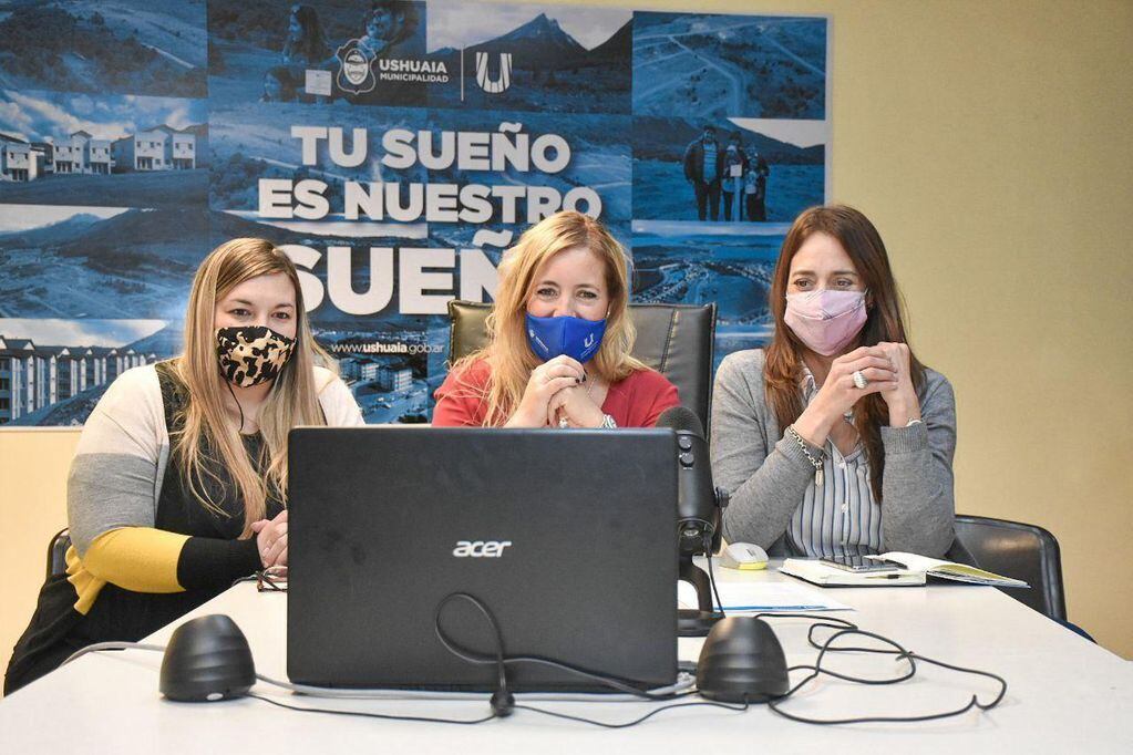 El equipo de la Secretaría de Hábitat y Ordenamiento Territorial de la Municipalidad de Ushuaia, agradecen y celebran la firma de los convenios entre Nación y el Municipio.