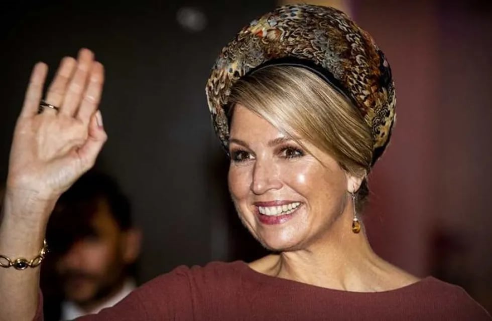 La reina de Holanda marcó tendencia al lucir un llamativo casquete de plumas
