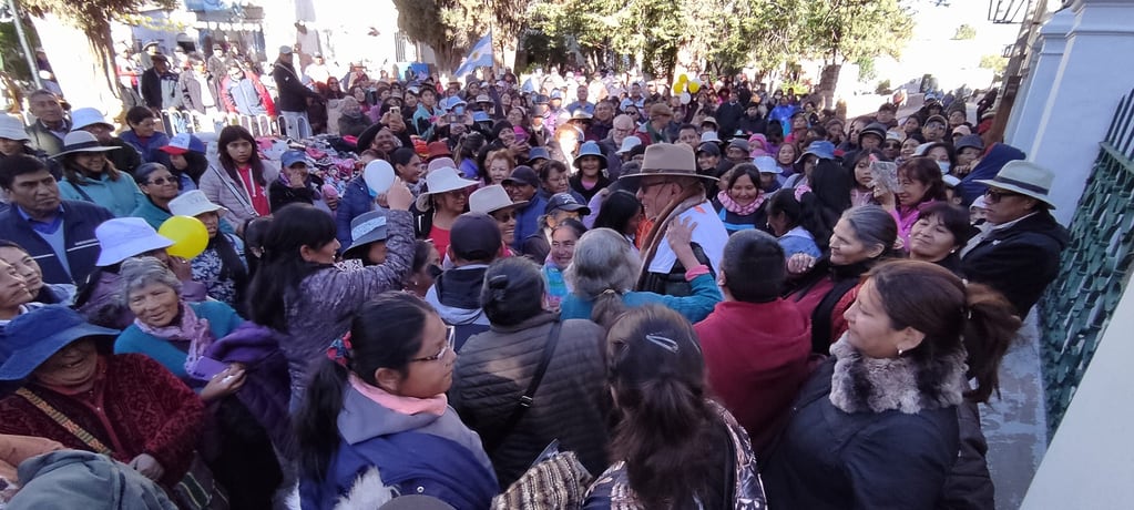 Una verdadera multitud rodeó a Olmedo a la salida de la iglesia principal de la ciudad de Humahuaca.