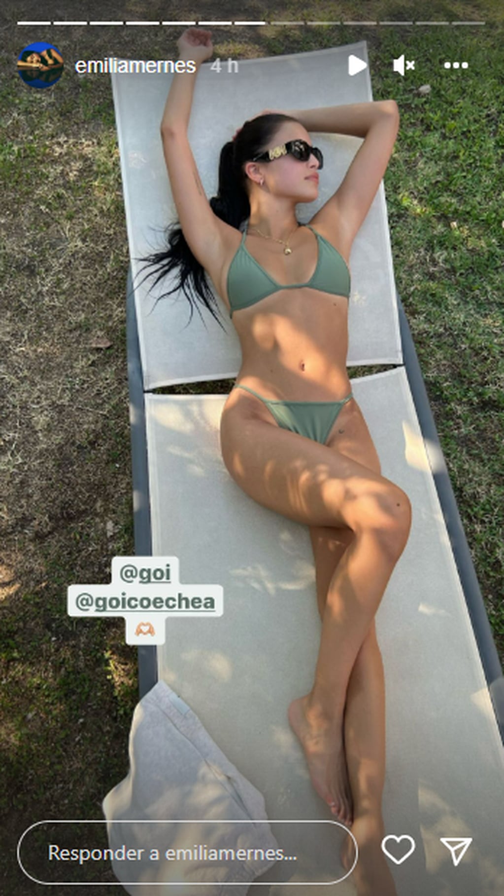 Emilia Mernes en bikini verde.