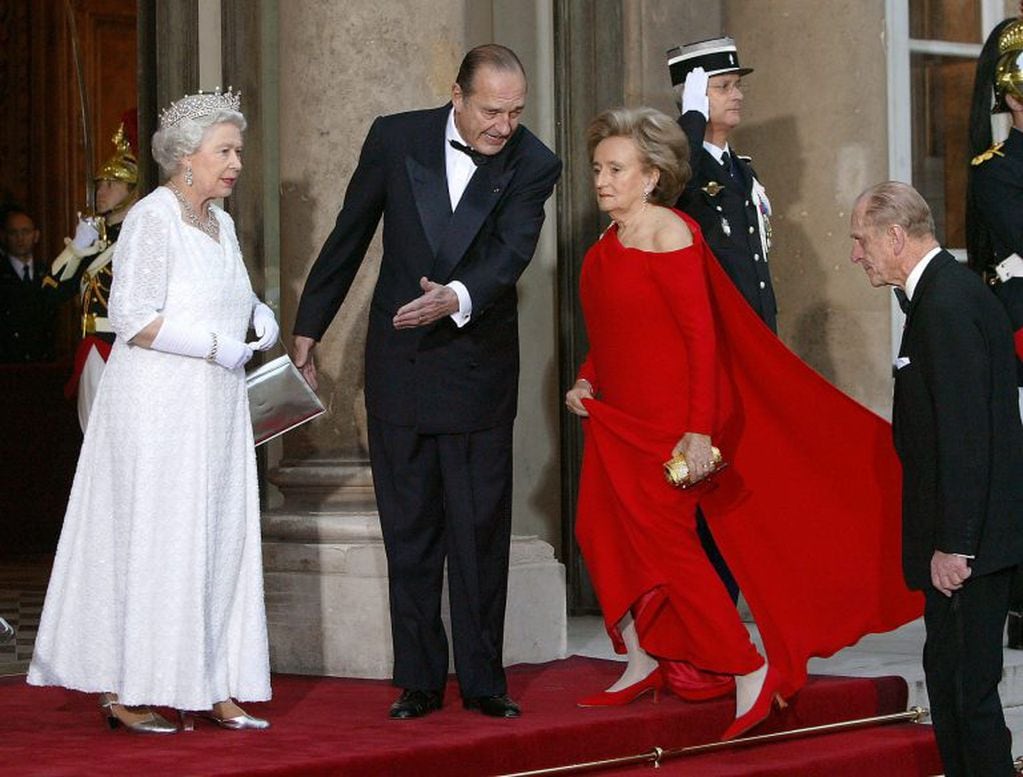 Jacques Chirac con la Reina Elizabeth II y su esposa, Bernadette Chirac, en 2004 (Foto: Patrick Kovatrick/AFP)