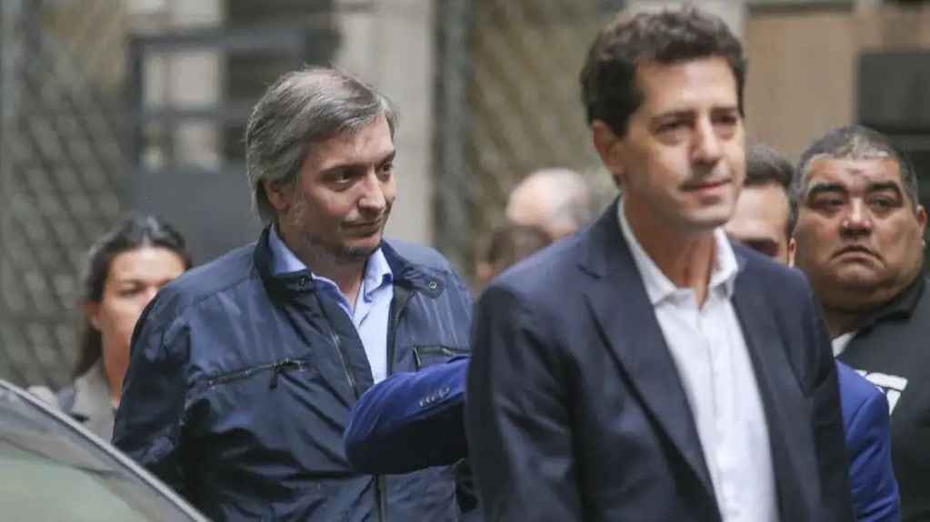 Wado de Pedro y Máximo Kirchner entrando a la mesa del Frente de Todos