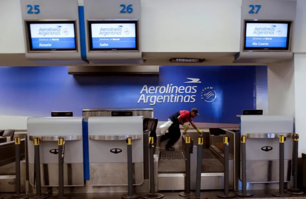Paro y conflicto en Aerolineas Argentinas. Usuarios esperan la reprogramación de su vuelo en Aeroparque el 8 de noviembre. (DPA)