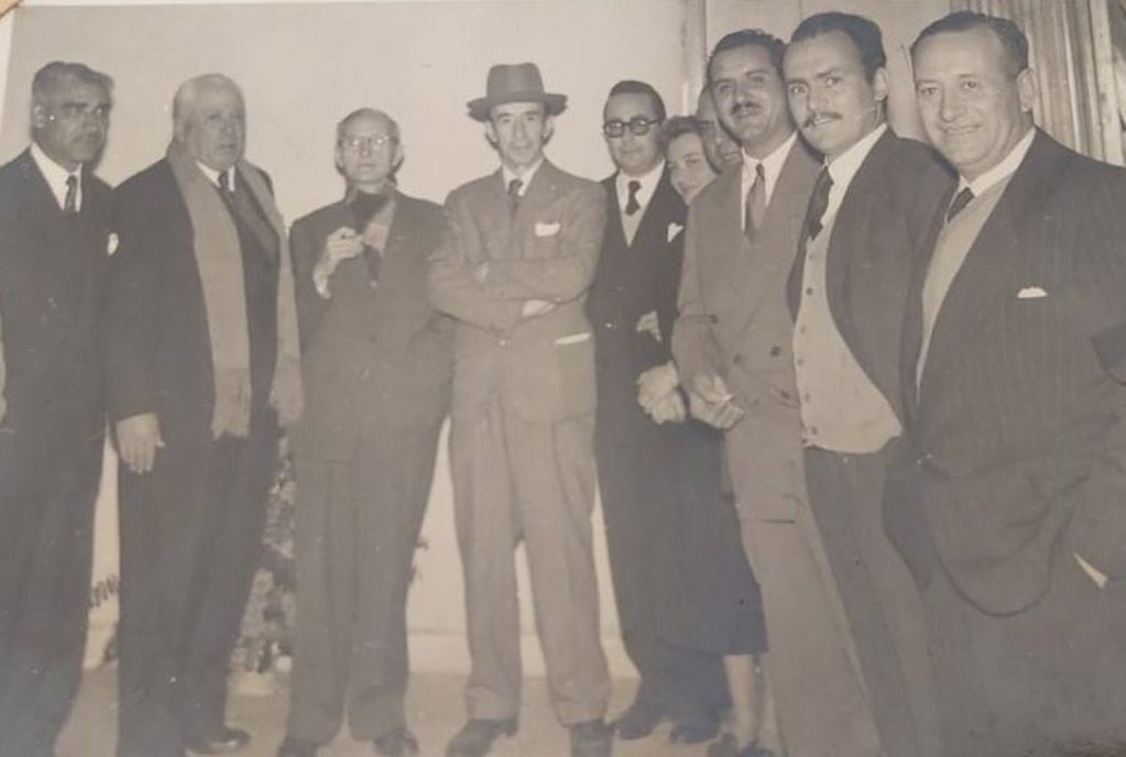 El arquitecto Osvlado Pons junto a personalidades de la epoca en el Cine Monumental San Martín Arroyito