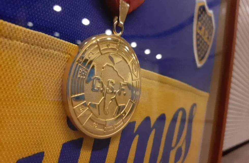 La medalla que ganó Nicolás Burdisso en la Libertadores 2000, y la camiseta, fueron donadas al museo.