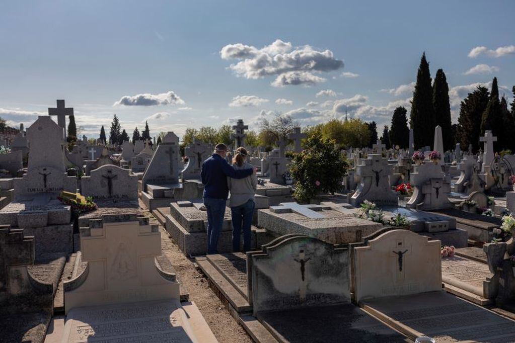 La mortalidad en Madrid es tal que a partir del lunes se habilitará una segunda morgue en una instalación pública hasta ahora inutilizada. (Foto: AP Photo/Bernat Armangue)