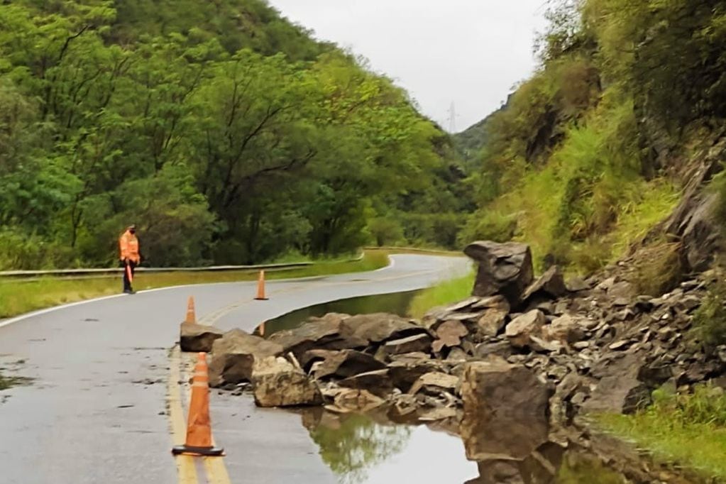 Interrupción al tránsito de media calzada en la Ruta 55 a la altura de Dumesnil en el interior de Córdoba.