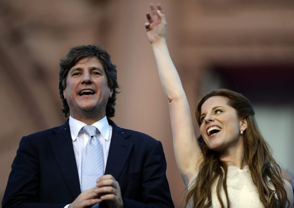 Argentina's Vice-President Amado Boudou (L) and his girlfriend Agustina Kampfer, sing in Mayo square, Buenos Aires on December 10, 2011. President Cristina Kirchner was sworn in Saturday to a second four-year term at the peak of her popularity but with the country's booming economy shadowed by Europe's financial crisis. AFP PHOTO / Alejandro Pagni
 buenos aires Amado Boudou Agustina Kampfer asuncion segundo periodo presidencial vicepresidente junto a su novia ceremonia asuncion presidenta argentina