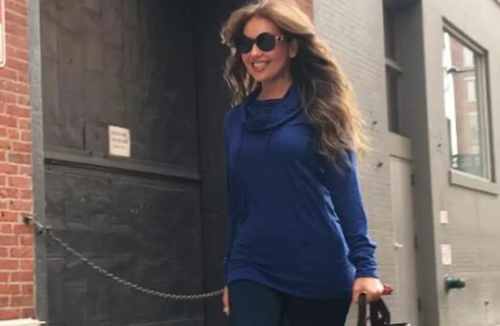 Thalia caminando por Nueva York