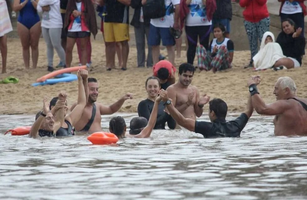 Alrededor de 300 nadadores con y sin discapacidad protagonizaron la peregrinación a nado desde Arroyo Seco a San Nicolu00e1s con Los Tiburones del Paranu00e1.