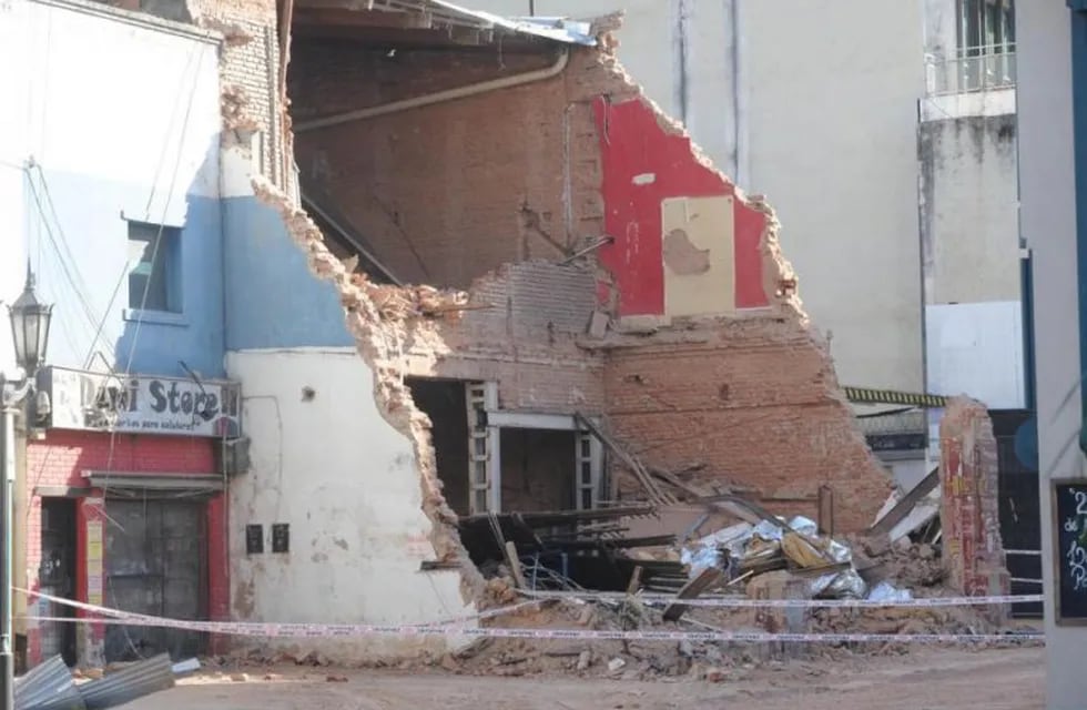 La fachada del Parraviccini se derrumbó y mató a tres transeútes.