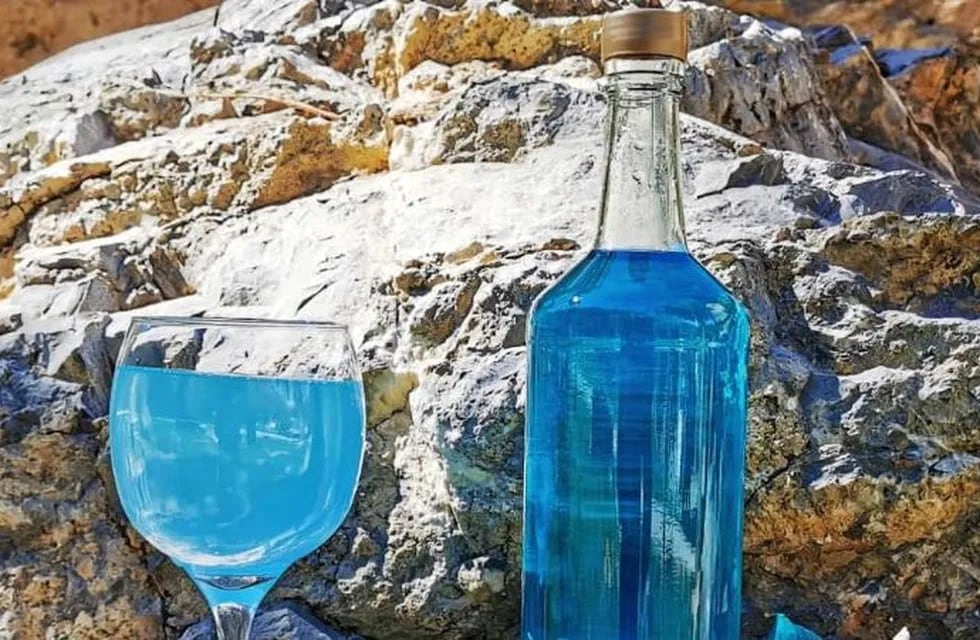 El gin Perséfone tiene una característica distintiva: su color turquesa intenso.