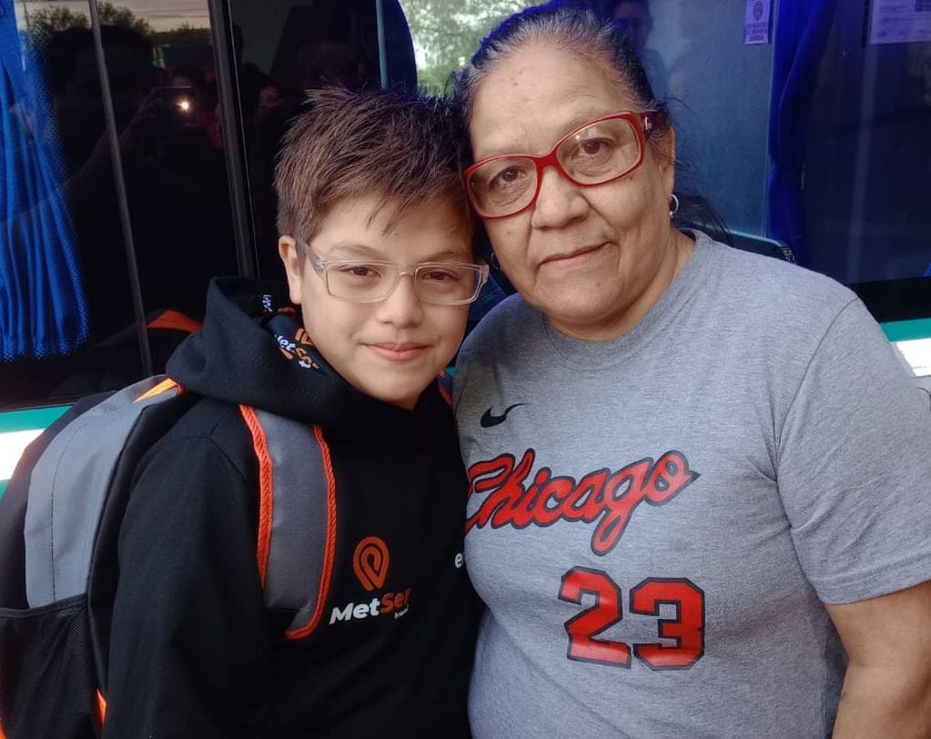 El niño y su abuela, felices en el momento de la partida.