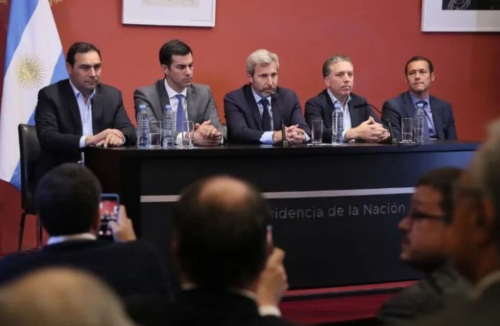 Valdés en rueda de prensa tras la reunión de gobernadores con Macri. (Foto: Época)