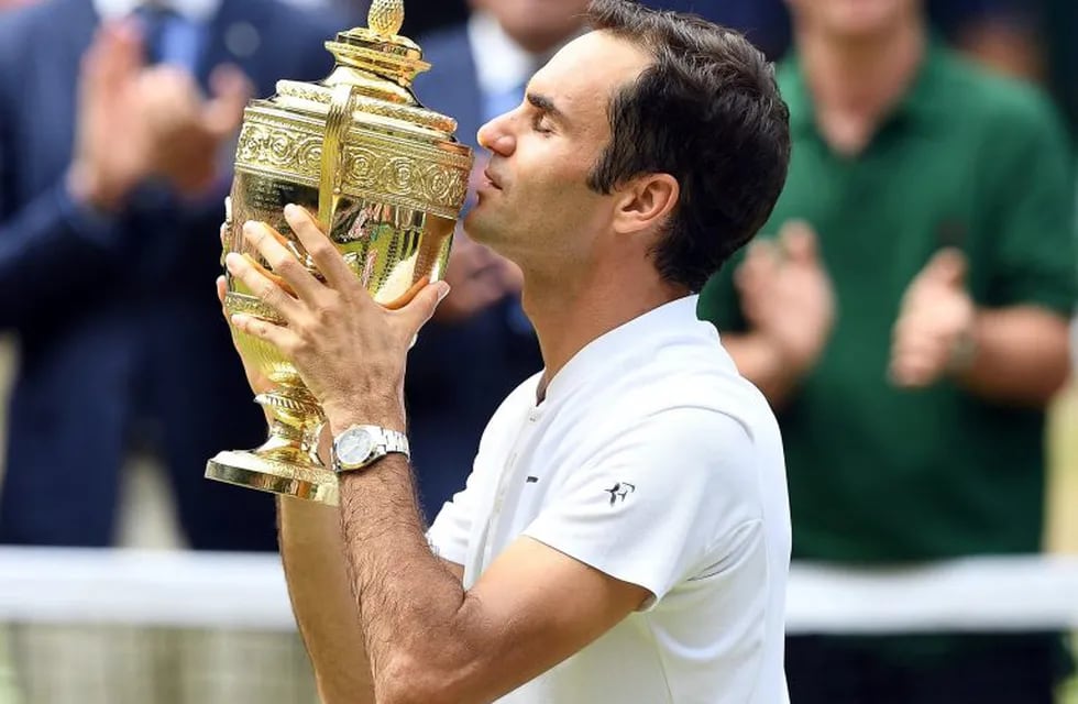 Wimbledon (United Kingdom), 16/07/2017.- Roger Federer of Switzerland kisses the championship trophy following his victory over Marin Cilic of Croatia in the men's final of the Wimbledon Championships at the All England Lawn Tennis Club, in London, Britain, 16 July 2017. (Croacia, Londres, Tenis, Suiza) EFE/EPA/FACUNDO ARRIZABALAGA EDITORIAL USE ONLY/NO COMMERCIAL SALES