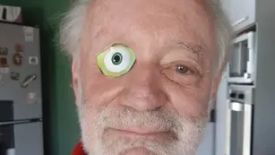 Pablo Feighelstein tiene 67 años y no podía registrarse en la app "Mi Argentina", por lo que tuvo que recortar el ojo de un dibujo.