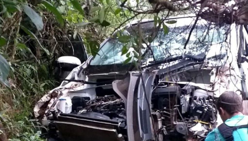Choque contra la banquina del auto de Gonzalo F. en Paraje Chepoyá. (WEB)