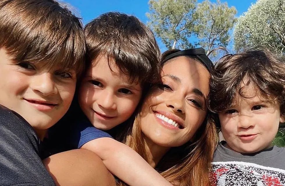 Antonela Roccuzzo junto a sus hijos