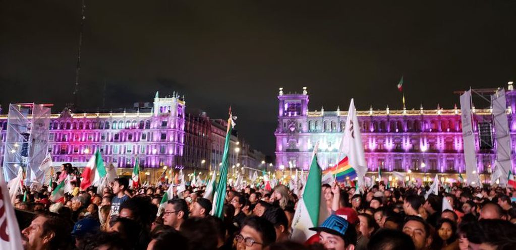 Votantes y seguidores del candidato Andrés Manuel López Obrador celebran en Ciudad de México, México (Web)