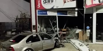 Automóvil choca la vidriera de una mueblería de Gualeguaychú