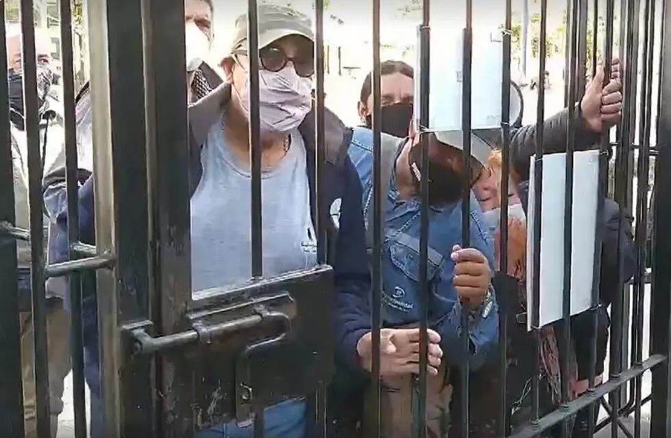 El secretario general del SEOM Jujuy, Carlos Satillán, se presentó a las puertas de la Casa de Gobierno junto a dirigentes y manifestantes.