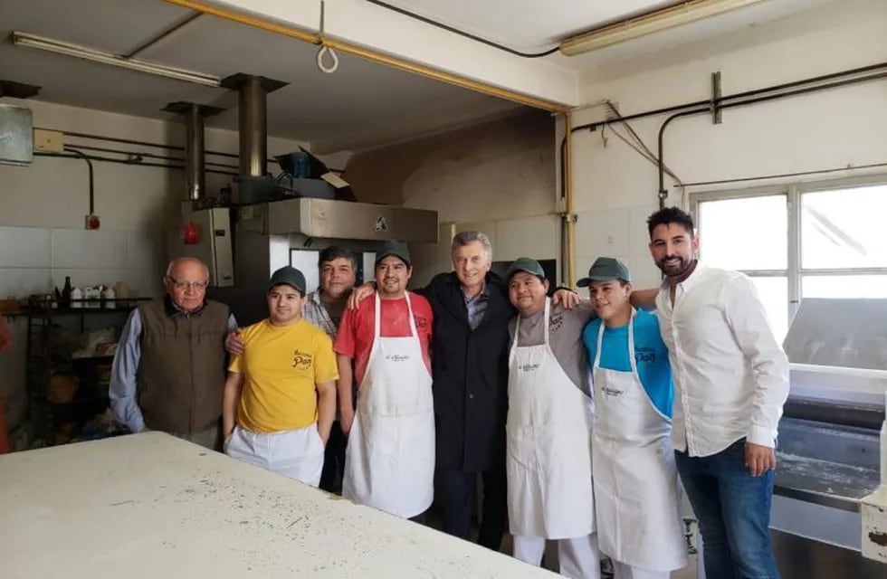 Macri junto a los trabajadores de la panadería.