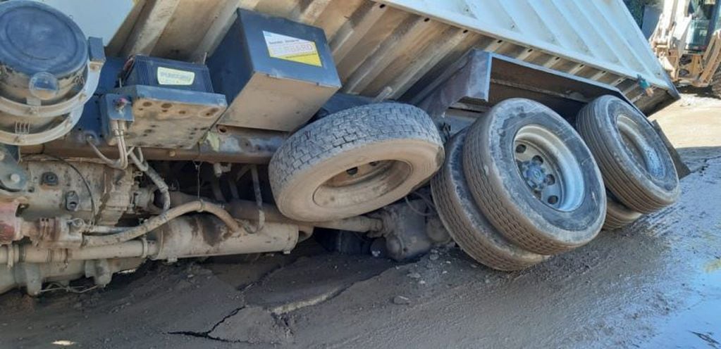 Un camión de gran porte se hundió en una de las calles de Villa El Libertador. (Fotos Periódico La Décima)