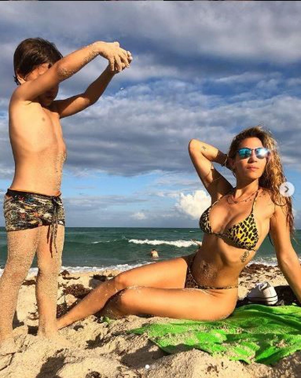 Jimena Barón posó sexy en las playas de Miami junto a su hijo "Momo" Osvaldo