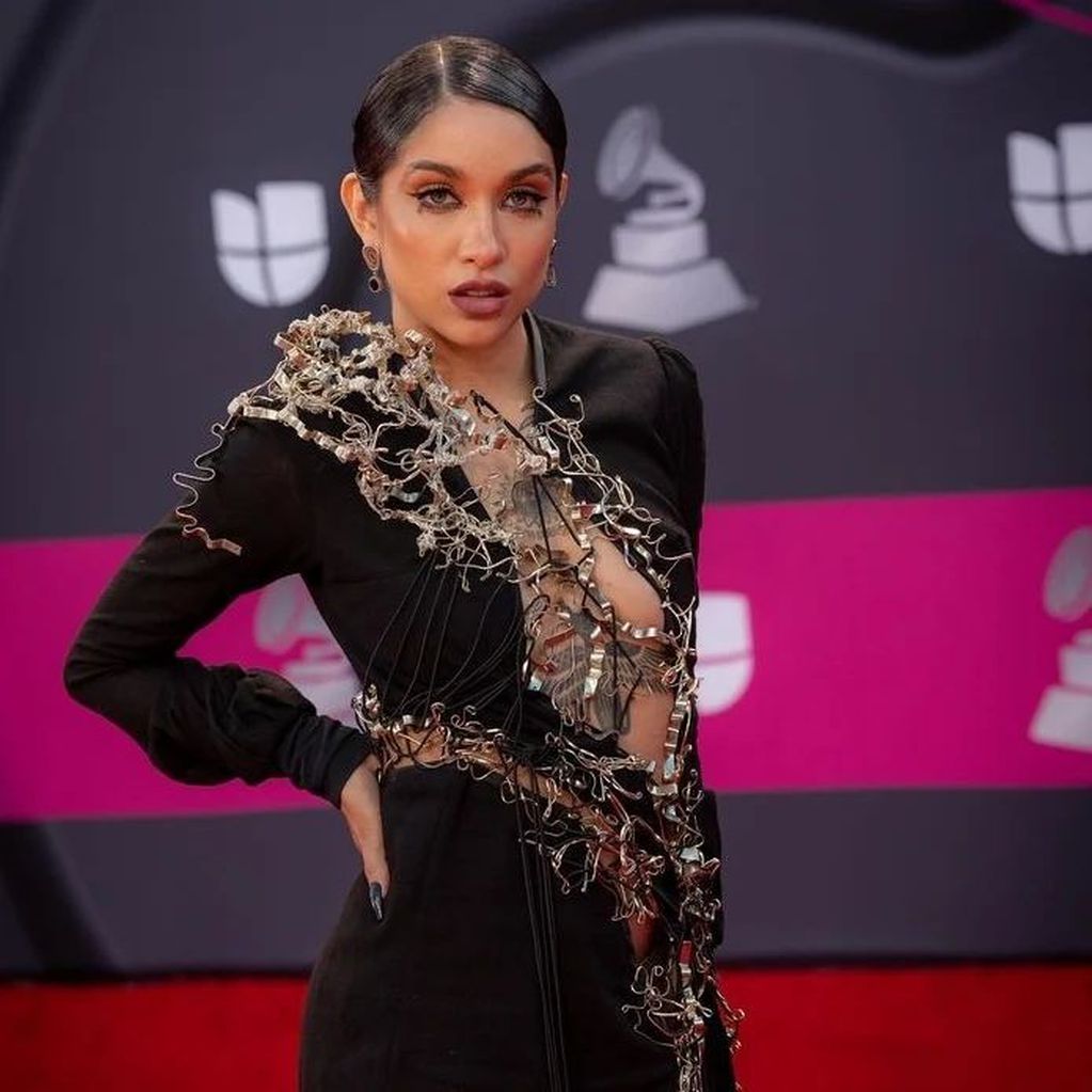 María Becerra en la alfombra roja de los Latin Grammy 2022.