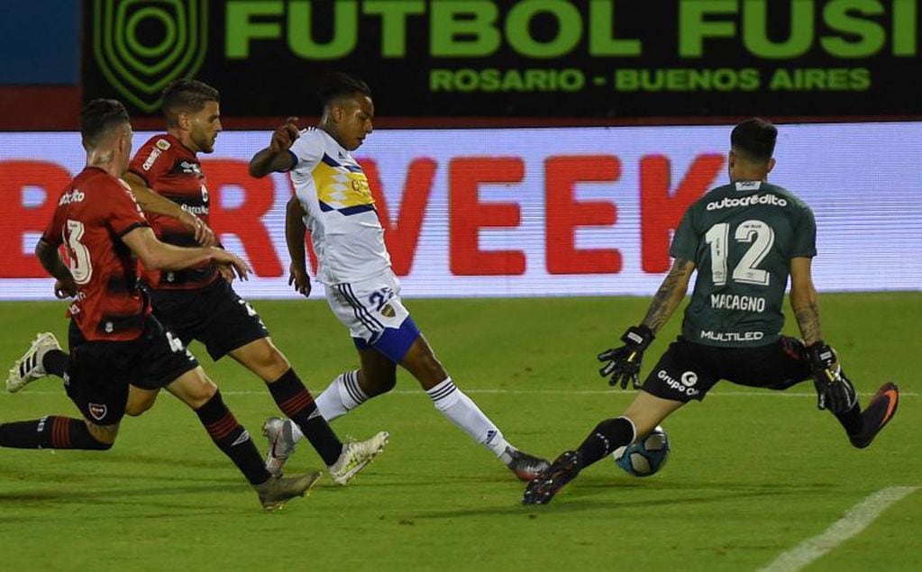 Sebastian Villa volvió a jugar en Boca contra Newell's. (AFP)