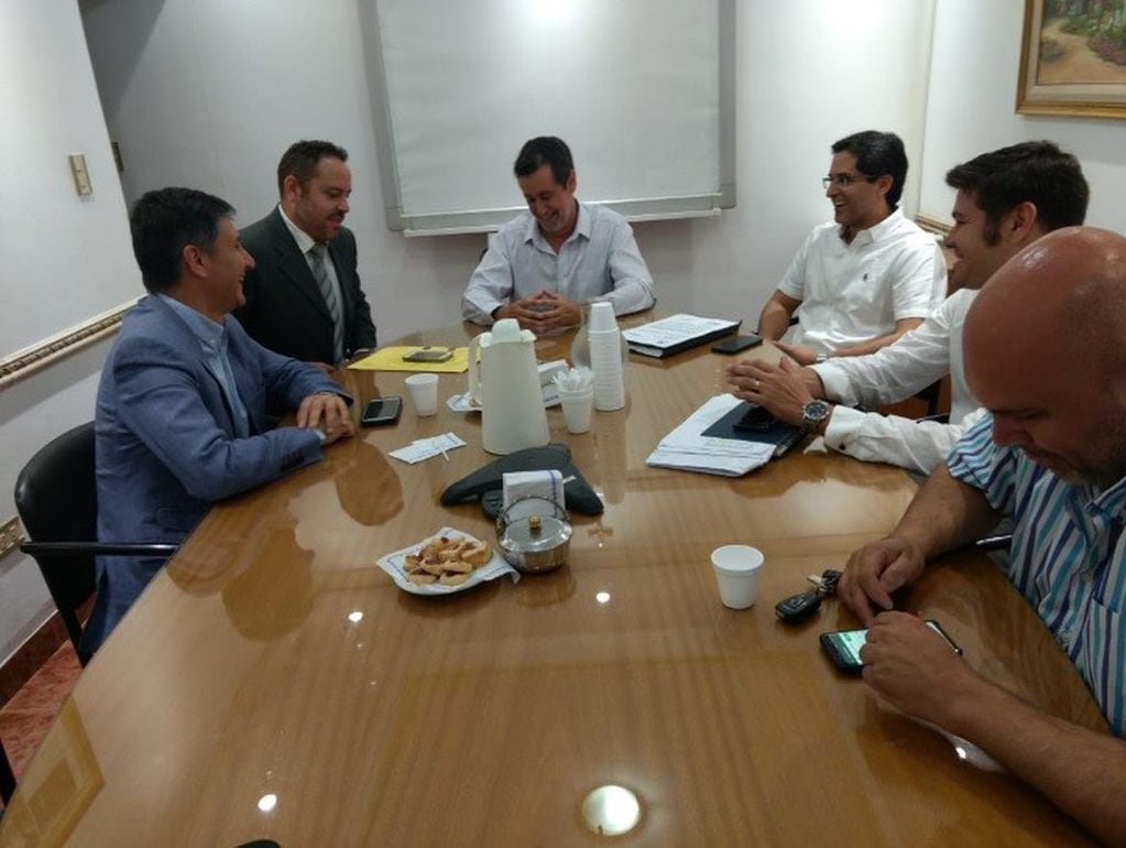 Dias atrás, el rector Fabian Calderón se reunió con autoridades de EDELAR para buscar una salida al conflicto por la deuda millonaria de la UNLaR con la firma distribuidora de energía