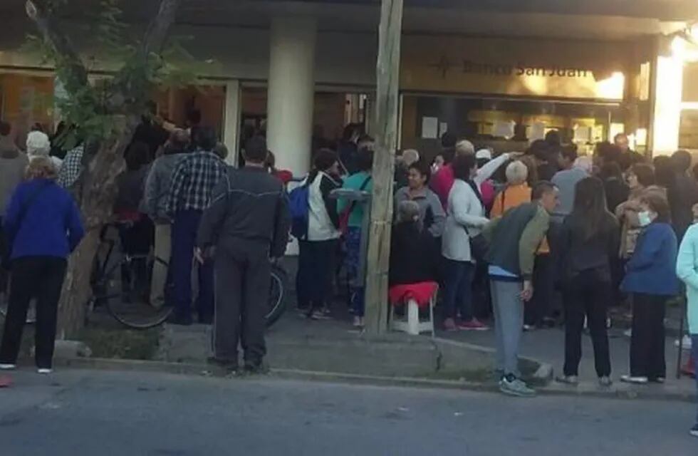 Cientos de sanjuaninos se acercaron a las sucursales bancarias.