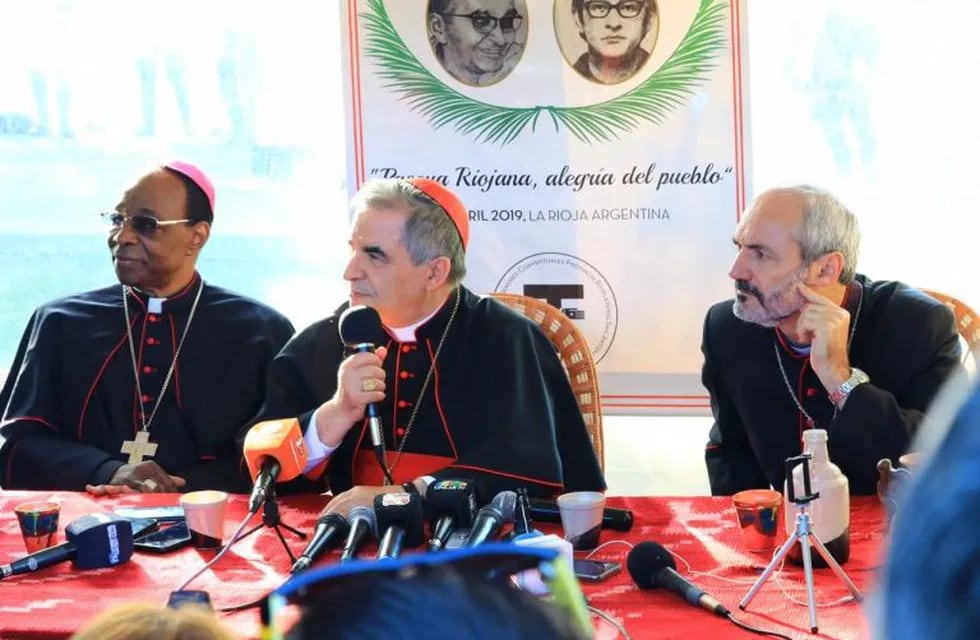 Cardenal Angelo Becciu junto a Leon Kalenga Badikebele y el obispo de La Rioja Dante Braida.