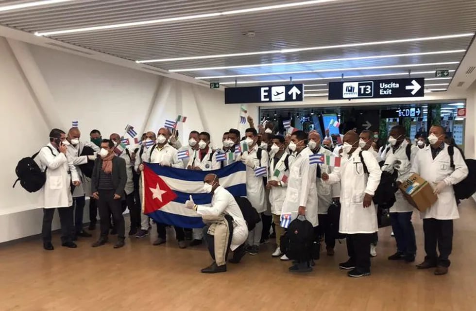 Una delegación de 37 médicos cubanos y 15 enfermeras de La Habana enviada a Italia. (EFE)