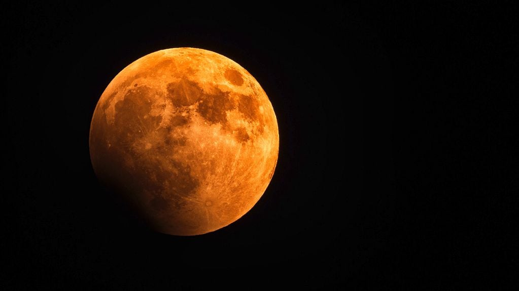 Durante el eclipse, la luna adquirió tonalidades rojizas y anaranjadas. Foto La Voz/Pexels.