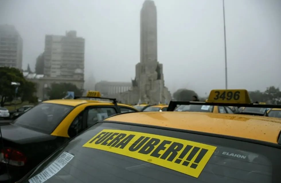Taxistas de Rosario protestaron contra el anuncio de la llegada de Uber. (Archivo)
