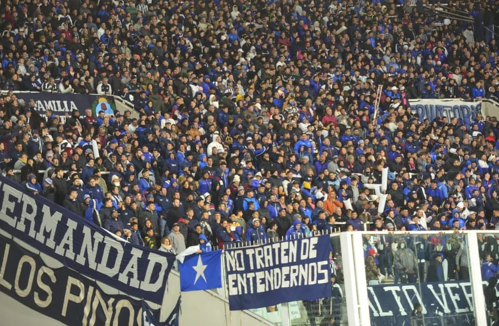 En Talleres vs Cobresal por la Libertadores, un hincha ingresó al campo de juego.